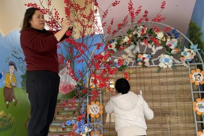 🌸 TẠO MÔI TRƯỜNG GIÁO DỤC HƯỚNG TỚI CHỦ ĐỀ “TẾT VÀ MÙA XUÂN” 🌸  Hòa trong không khí rộn ràng đón chào năm mới, Trường Mầm non ………… đã tích cực triển khai hoạt động tạo môi trường giáo dục hướng tới chủ đề “Tết và Mùa xuân” tại các nhóm lớp, nhằm mang đến cho trẻ một không gian học tập thân thiện, sinh động và giàu tính trải nghiệm.  Với tinh thần sáng tạo và trách nhiệm, các cô giáo đã khéo léo tận dụng những nguyên vật liệu quen thuộc, gần gũi để trang trí lớp học và hành lang nhà trường như: hoa đào, hoa mai, câu đối đỏ, bánh chưng, bánh tét, mâm ngũ quả, hình ảnh ngày Tết cổ truyền… Mỗi góc lớp đều được chăm chút tỉ mỉ, đảm bảo phù hợp với độ tuổi, an toàn và mang đậm bản sắc văn hóa dân tộc.  Thông qua việc tạo môi trường giáo dục theo chủ đề, trẻ được:  Làm quen với phong tục, tập quán ngày Tết cổ truyền của dân tộc  Phát triển khả năng quan sát, giao tiếp, thẩm mỹ và ngôn ngữ  Tăng hứng thú tham gia các hoạt động học tập, vui chơi  Hình thành tình yêu quê hương, gia đình và truyền thống tốt đẹp của dân tộc Việt Nam  Hoạt động tạo môi trường không chỉ góp phần nâng cao chất lượng chăm sóc – giáo dục trẻ mà còn thể hiện sự tâm huyết, sáng tạo của đội ngũ giáo viên nhà trường trong việc đổi mới phương pháp giáo dục lấy trẻ làm trung tâm.